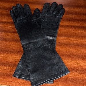 Ultra soft Lambskin Leather Women’s Gloves 100% Silk lined. s M. Made in France.